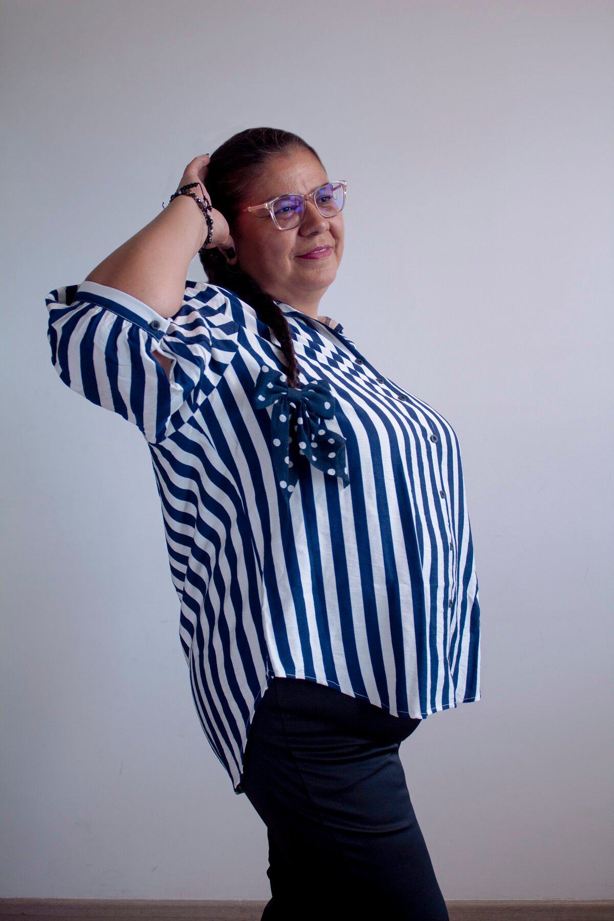 Modelo con blusa rosa Porte y Curvas