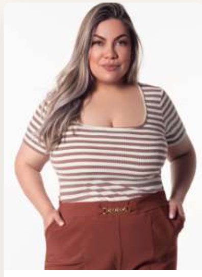 Modelo con conjunto estampado Porte y Curvas